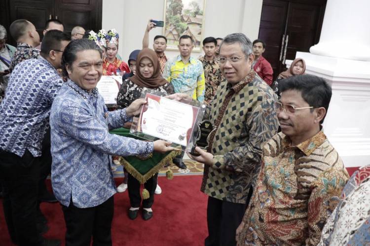 Tangsel Raih Daerah Terinformatif