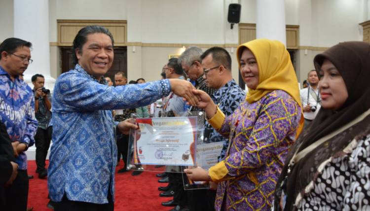 PEMKAB TANGERANG RAIH PREDIKAT MENUJU INFORMATIF