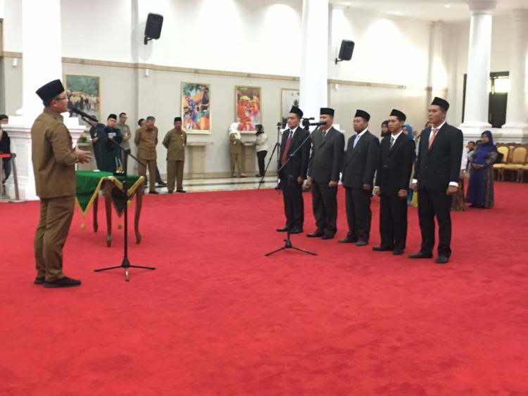 Wakil Gubernur Banten Andika Hazrumy, Sos., M.AP melantik Lima anggota Komisi Informasi (KI) Provinsi Banten Periode 2019-2023 di Gedung Pendopo Gubernur
