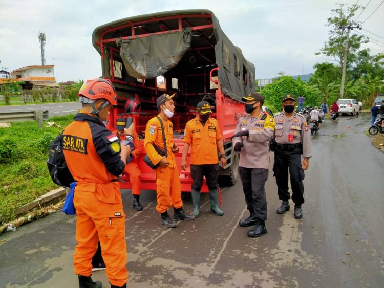 Kabid Humas Polda Banten Tinjau Lokasi Bocah Hanyut di Cilegon