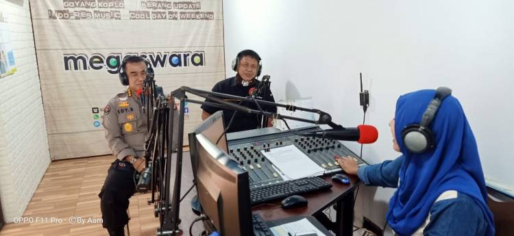 Talkshow di Radio, Kabidhumas Polda Banten Sampaikan Program Jum'at Barokah